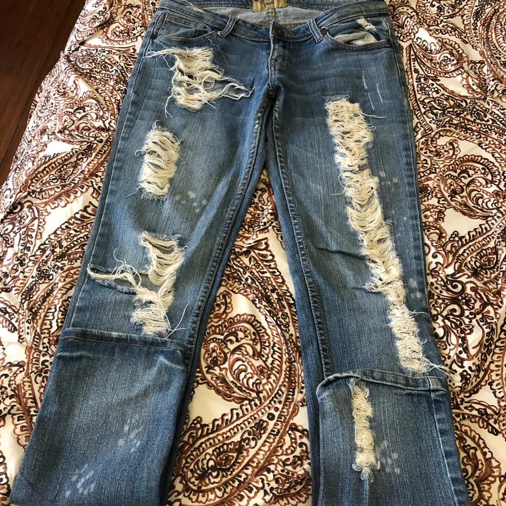 Women’s Frayed Ripped Jeans